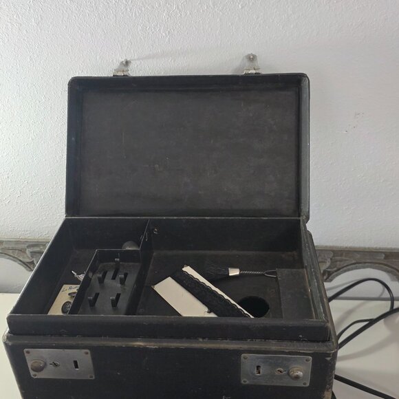 Vintage Singer Featherweight 221 Sewing Machine – 1957 – Runs - Picture 3 of 7